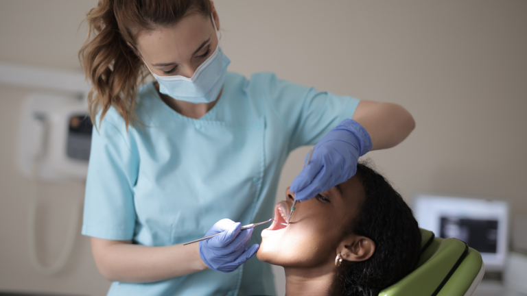 Lee más sobre el artículo Bruxismo: Causas, síntomas y tratamientos para evitar el desgaste dental