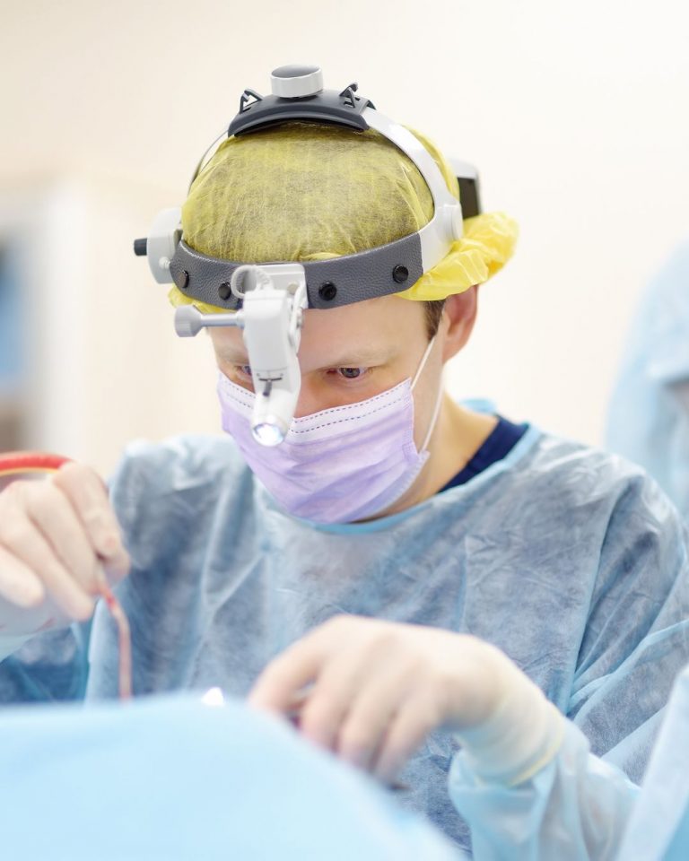 Lee más sobre el artículo Cirugía maxilofacial: qué es, cuándo es necesaria y cómo puede transformar tu vida
