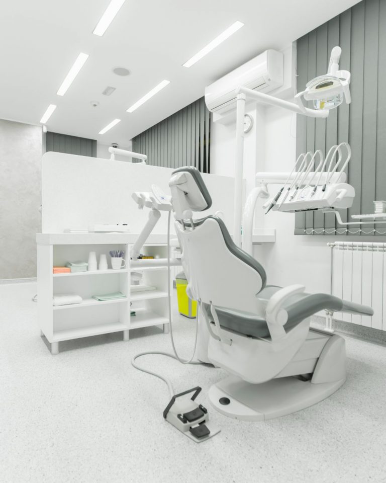 Lee más sobre el artículo ¿Qué instrumental necesitas para ser dentista? (La guía que me habría encantado tener)