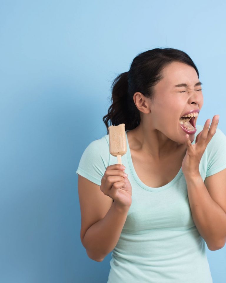 Lee más sobre el artículo Hipersensibilidad dental: ese pinchazo que nadie ve (pero que tu paciente no olvida)